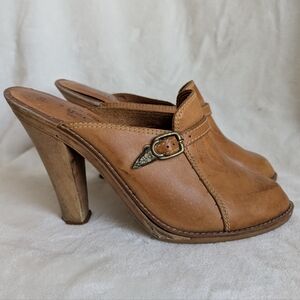 70s vintage Tan Leather Tooled Mules With Buckle Detail and Wooden Block Heel si